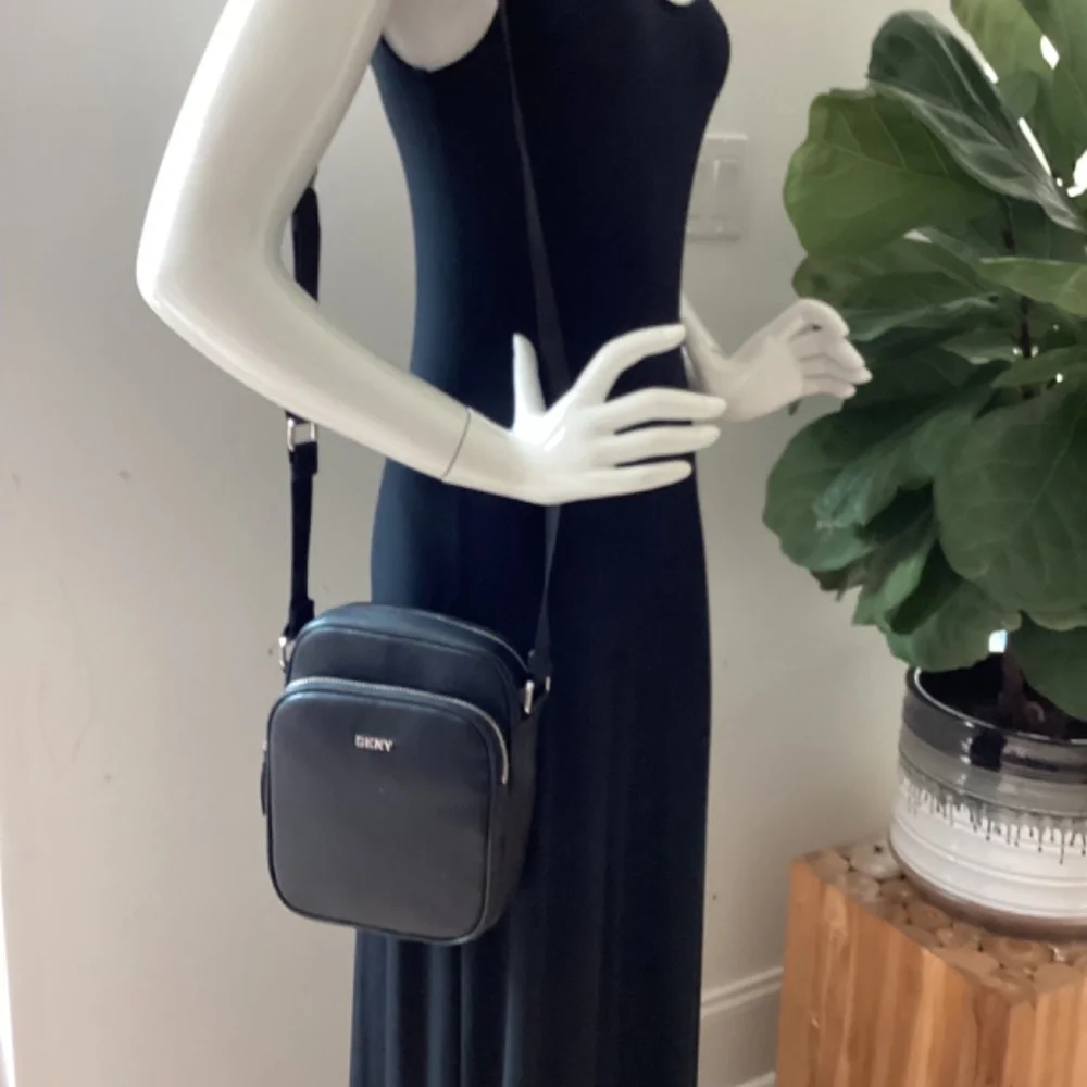 NWT DKNY CROSSBODY BLACK LEATHER MESSANGER BAG